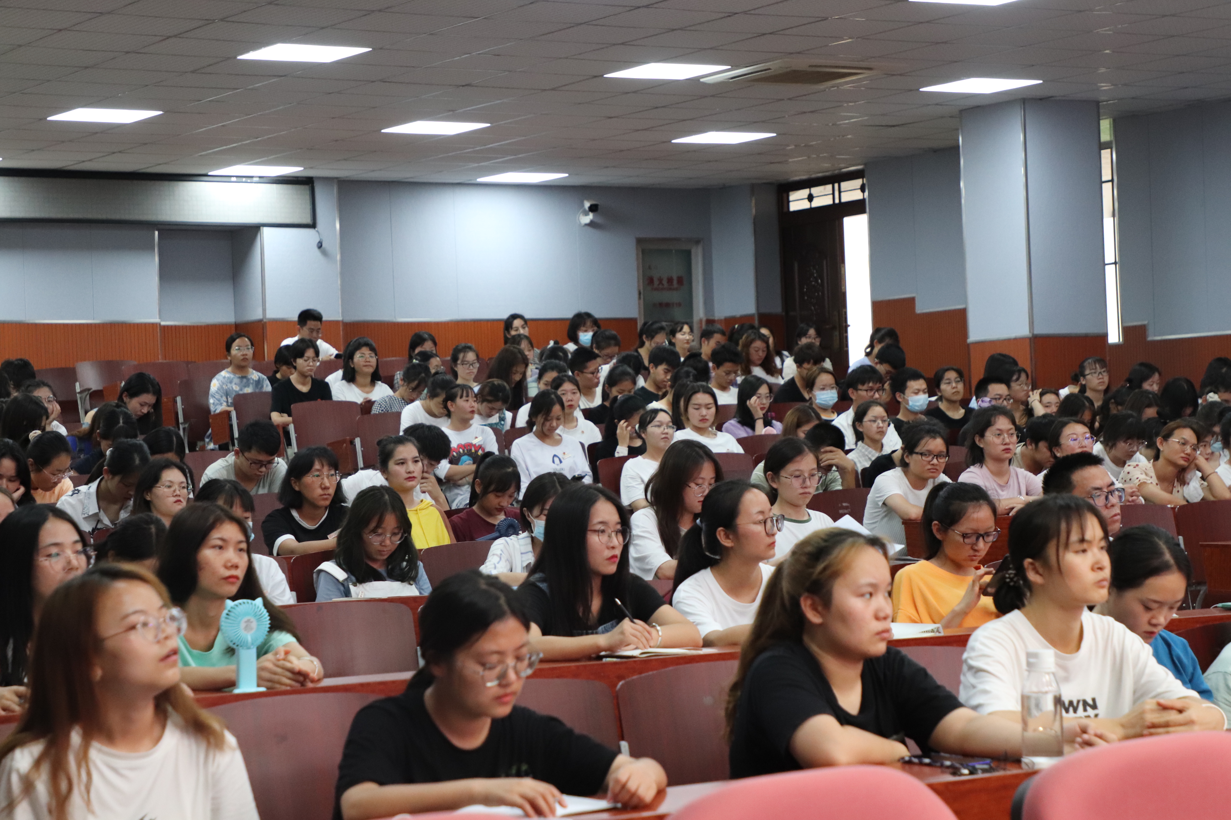 听讲座图片大学生图片